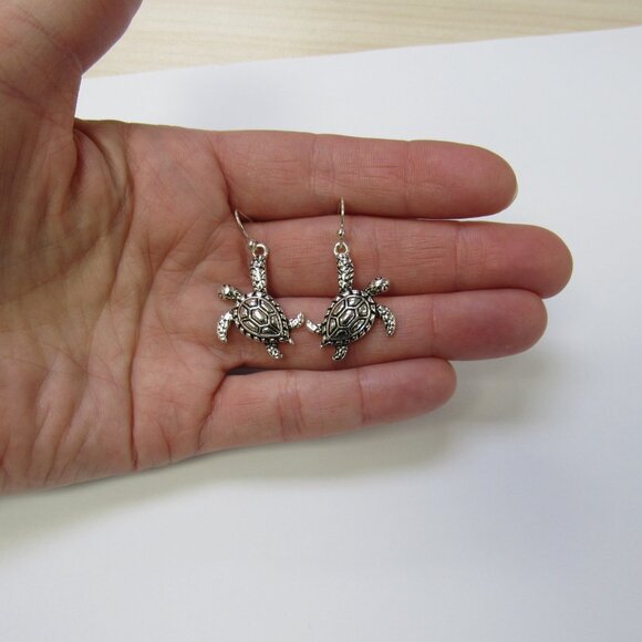 Silver Plated Abalone Shell Turtle Charm Necklace Set Pendant & Earrings - Picture 5 of 5